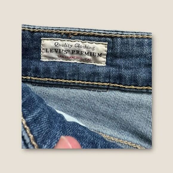 Levi’s 721 High Rise Skinny Distressed Jeans - Picture 4 of 5